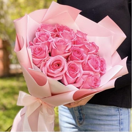 Купить на заказ Букет из 19 розовых роз с доставкой в Семее