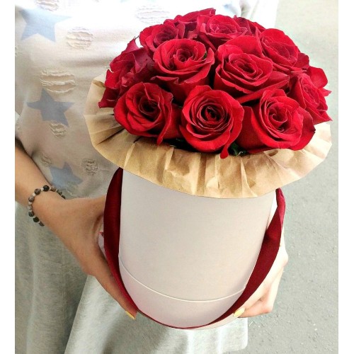 Купить на заказ 11 красных роз в коробке с доставкой в Семее