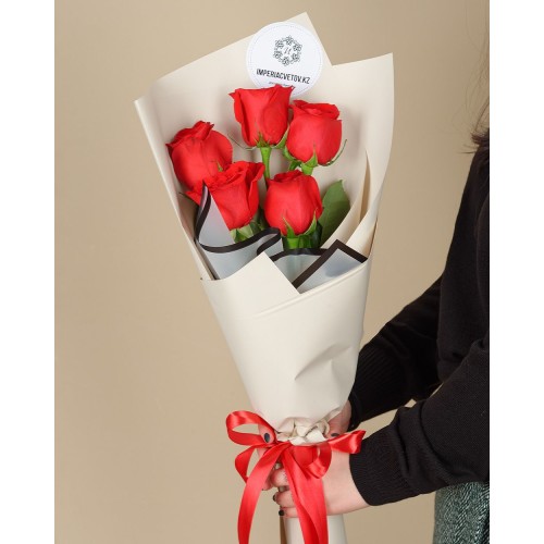 Купить на заказ Букет из 5 красных роз с доставкой в Семее
