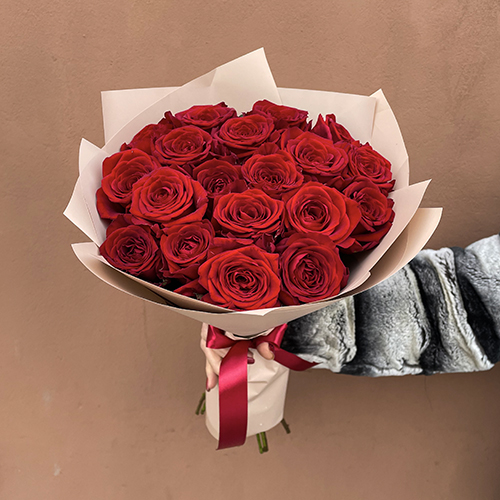 Купить на заказ Букет из 19 красных роз с доставкой в Семее