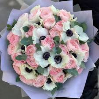 Микс розовых роз и белых анемонов